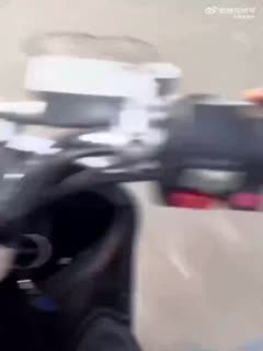 胡同里捣乱，这下遇到对手了