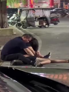 老头酒吧捡尸全身抚摸！群众：内裤都扒没了