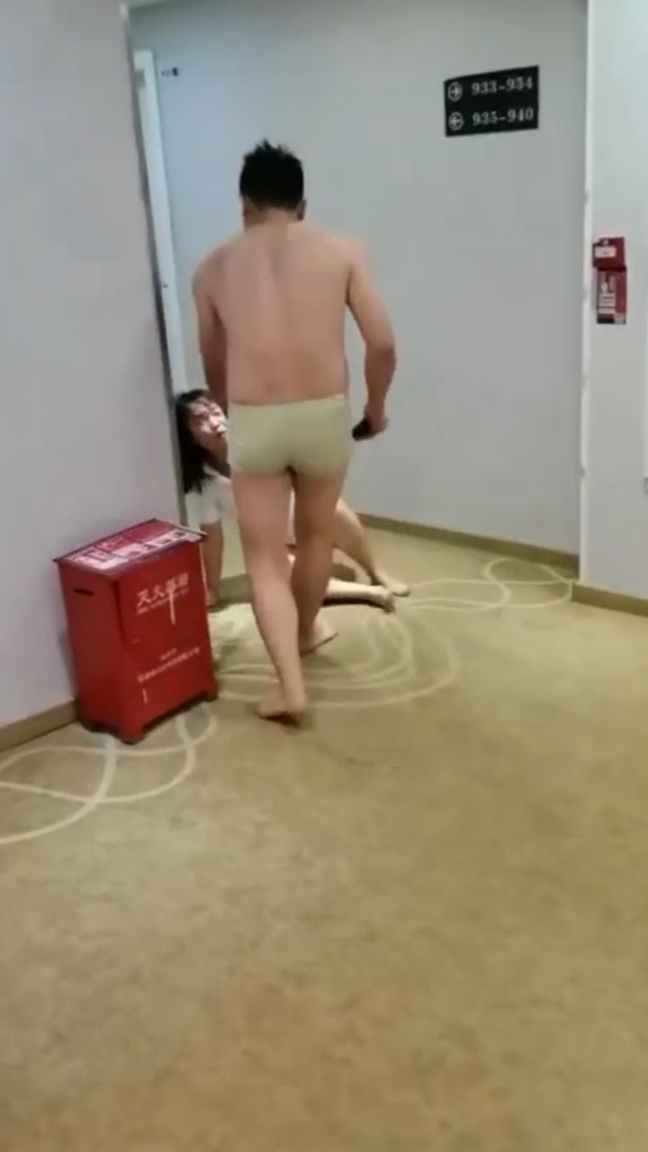 女子约炮后悔，操一半竟然想跑男子追出打算强行带回房间，幸好工作人员阻止男子计划泡汤。